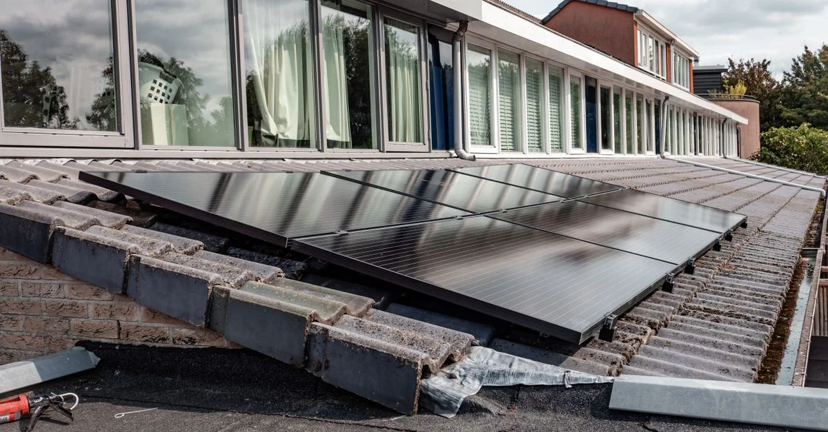 Panneaux solaires sur le toit d'une maison moderne, optimisant l'efficacité énergétique.