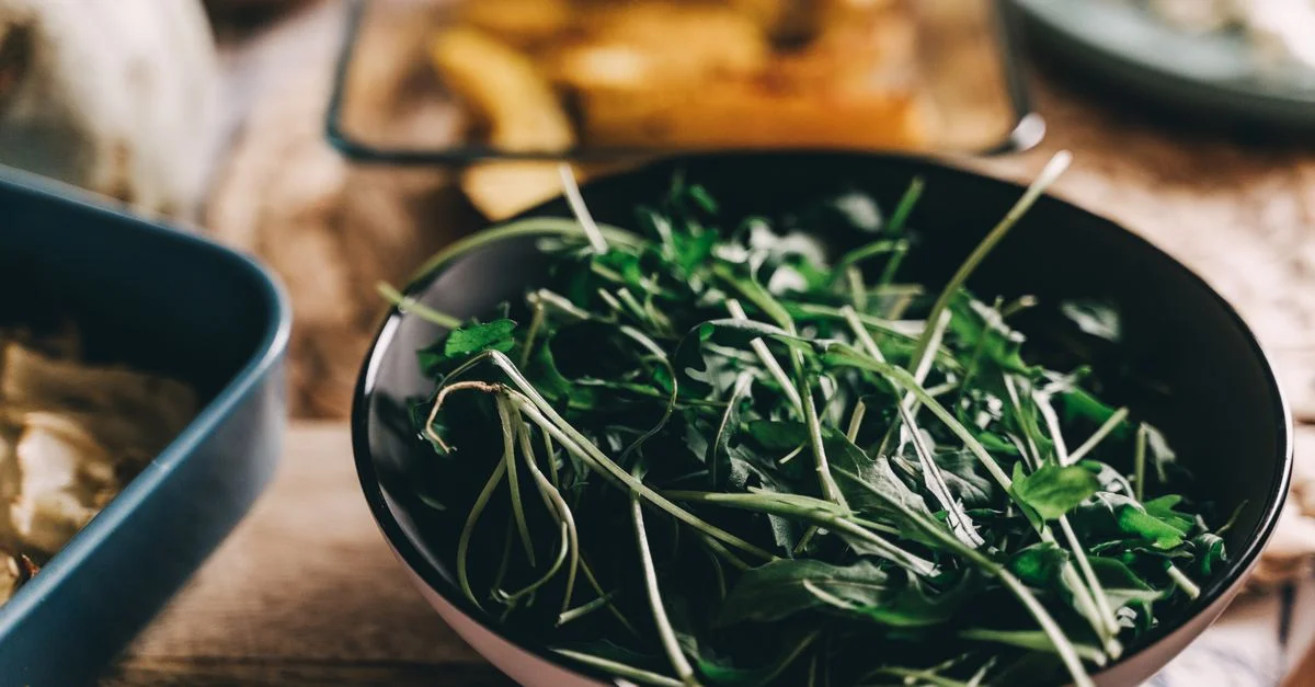 Gros plan de légumes verts frais dans un bol, parfait pour des repas véganes sains et biologiques.