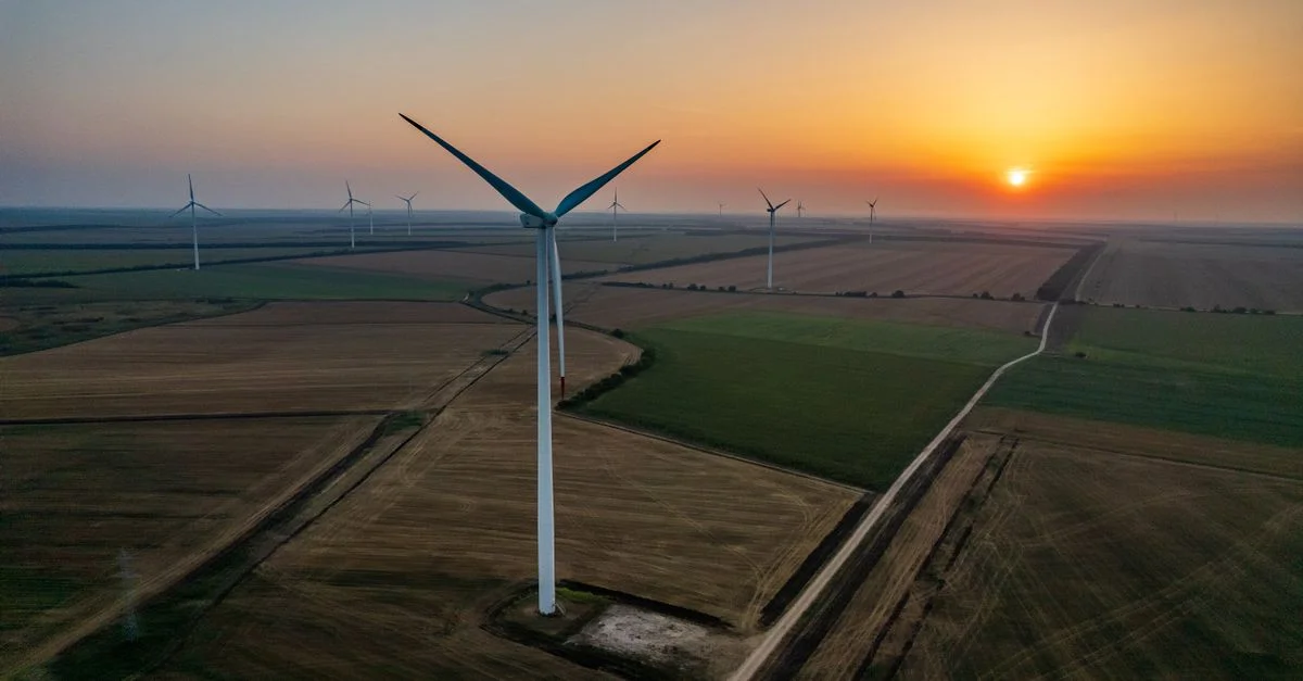 Vue aérienne des éoliennes au coucher du soleil à Durankulak, Bulgarie, mettant en avant l'énergie renouvelable.